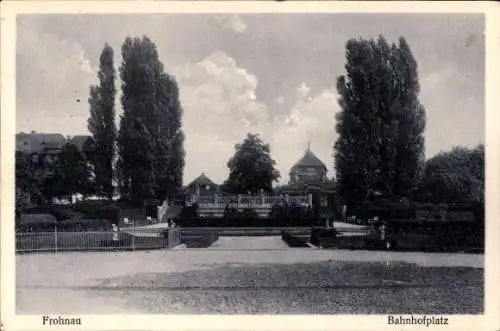 Ak Berlin Reinickendorf Frohnau, Bahnhofplatz mit Baumbestand und Gebäude im Hintergrund