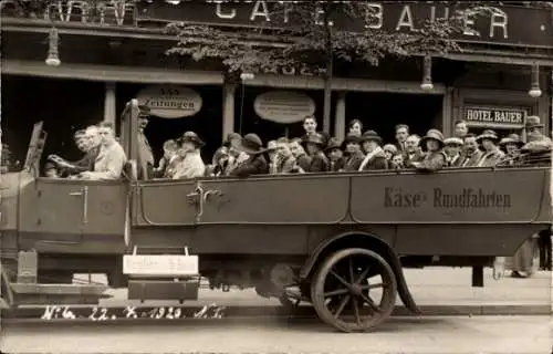 Foto Ak Berlin, Reisebus Käse's Rundfahrten vor dem Cafe Bauer, Unter den Linden