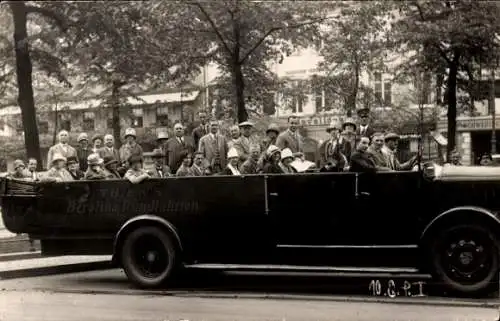 Ak Berlin Charlottenburg, Eine schwarz-weiße Postkarte, die einen Bus der Berolina Rundfahrten...