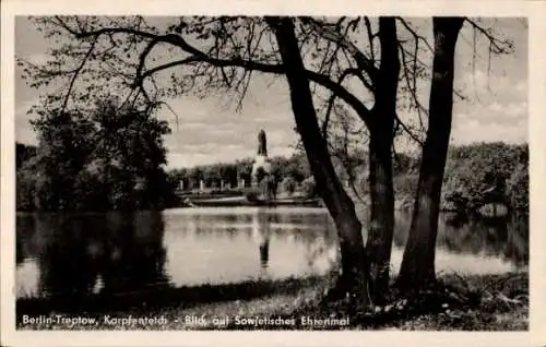 Ak Berlin Treptow, Karpfenteich, Sowjetisches Ehrenmal