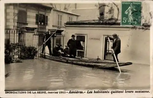 Ak Asnières sur Seine Hauts-de-Seine, Inondations Janvier 1910, Habitants quittent leurs maisons