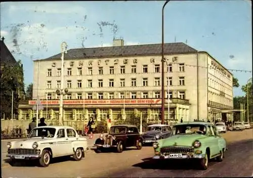 Ak Karl Marx Stadt Chemnitz in Sachsen, Interhotel Chemnitzer Hof, Spruchbanner, Autos