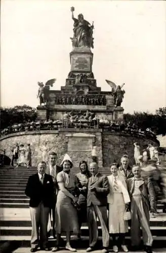 Foto Ak Rüdesheim am Rhein, Besuchergruppe vor dem Niederwald Nationaldenkmal