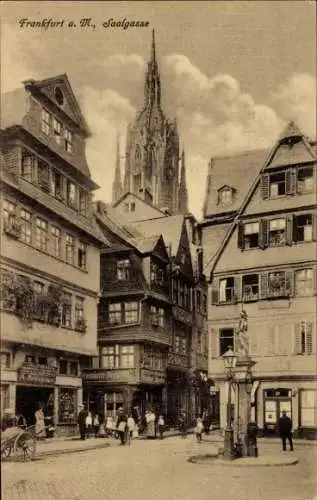 Ak Frankfurt am Main, Straßenansicht mit Fachwerkhäusern und einer Kirche im Hintergrund