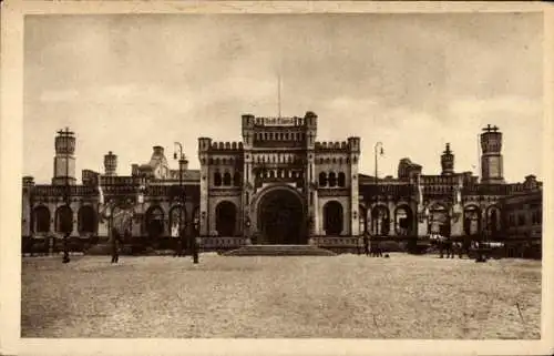 Ak Brest in Niedersachsen, historischer Bahnhofseingang, Architektur im 19. Jahrhundertstil, P...