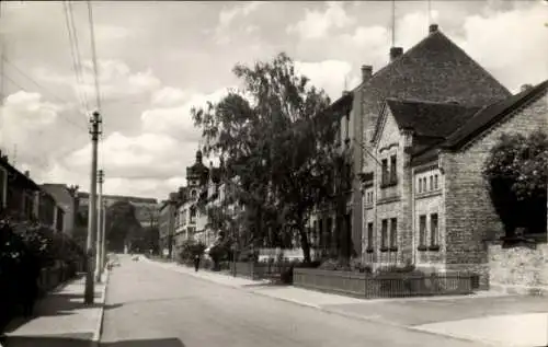 Ak Sangerhausen am Südharz,Hüttenstraße, Wohnhäuser, Stromleitungen, Gehsteig, Personen im ...