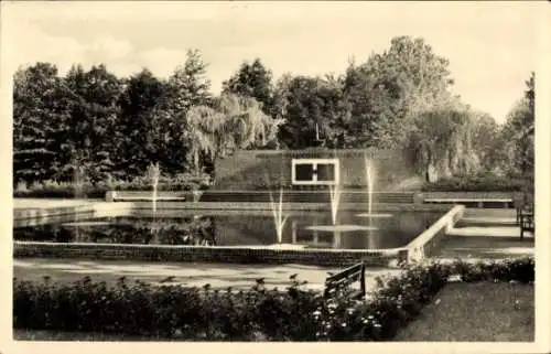 Ak Finsterwalde in der Niederlausitz, VVN Denkmal, Teich mit Springbrunnen, umgeben von Bäumen...