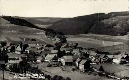 Ak Rattlar Willingen Upland in Hessen, Panoramablick, Dorf, Hügel und Berge, Felder, Gebäude, ...