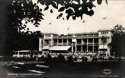 Ak Göteborg Schweden, Trädgårdsföreningen, historisches Gebäude, mehrere Flaggen, Parkbänke