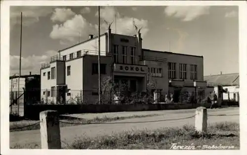 Ak Terezín Theresienstadt Region Aussig, SOKOL Terezin-Sokolovna, Gebäude, Straßenansicht, Wolken