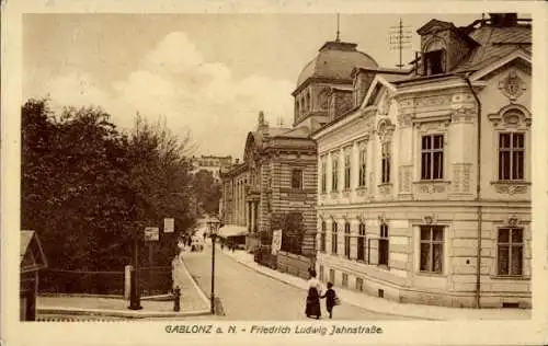 Ak Jablonec nad Nisou Gablonz an der Neiße Region Reichenberg, Historisches Gebäude, Straße, B...