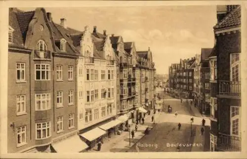 Ak Ålborg Aalborg Dänemark, Boulevard mit historischen Gebäuden, Straßenansicht, Fußgänger