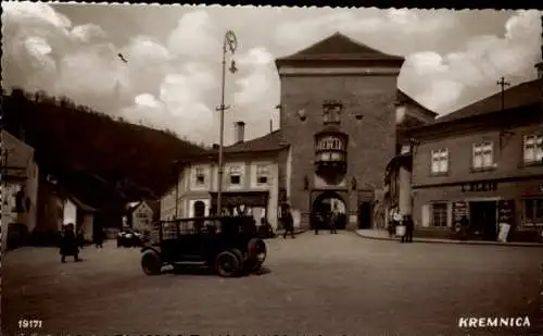 Ak Kremnica Körmöczbanya Kremnitz Slowakei, Stadtansicht, historische Gebäude, Auto, Menschen,...