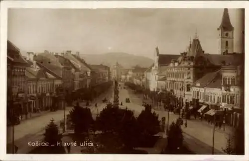 Ak Košice Kassa Kaschau Slowakei, Blick auf die Hlavná ulica, Gebäude, Bäume, Straßenansicht