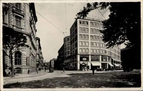 Ak Brno Brünn Südmähren, Stadtansicht, Gebäude mit Aufschrift, Straßenbahn, Bäume