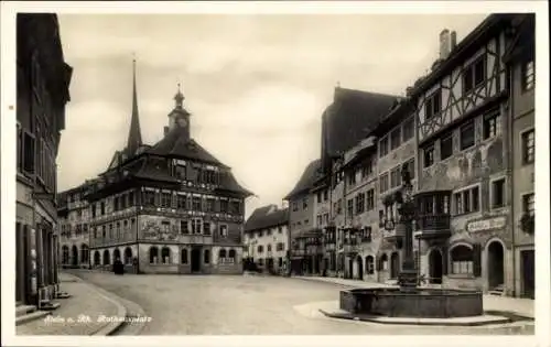 Ak Stein am Rhein Kanton Schaffhausen, Rathausplatz mit Häusern, Brunnen