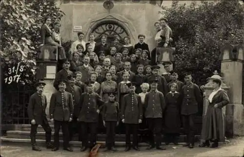 Ak Bad Elster im Vogtland, Gruppenbild von 40 Personen, Männer in Uniformen, Frauen in histori...