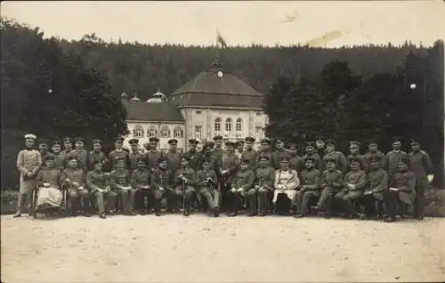 Ak Bad Elster im Vogtland, Gruppenfoto von Soldaten und Frauen, Gebäude im Hintergrund, Fichte...