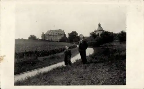 Ak GIESEN NICHT GIESSEN -------> 3539 Gießen an der Lahn, Schloss im Hintergrund, Mann und Kin...