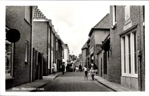 Ak Sluis Zeeland Niederlande, Meerminnestraat, schmale Gasse, Ziegelsteinhäuser