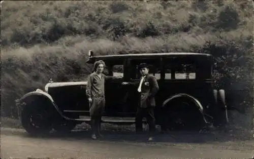 Foto Ak Frau und Mann vor einem Automobil, Portrait