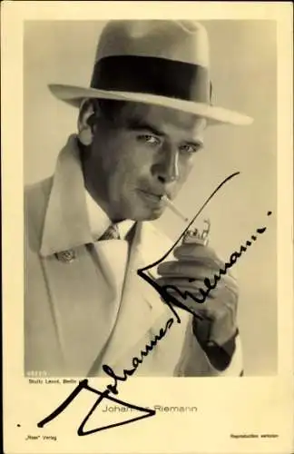 Ak Schauspieler Johannes Riemann, Portrait, Zigarette, Feuerzeug, Autogramm