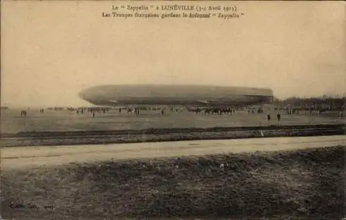 Ak Flugplatz Lunéville, Französische Truppen bewachen Zeppelin-Luftschiff, April 1913