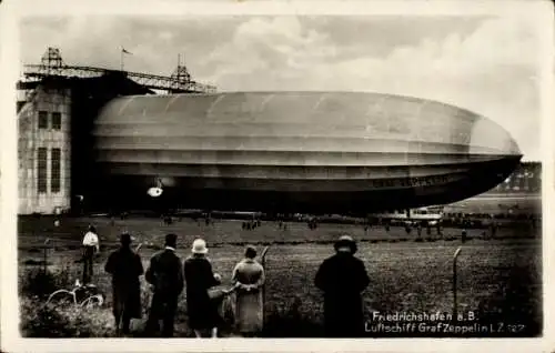 Ak Friedrichshafen am Bodensee, Luftschiff LZ 127 Graf Zeppelin, Ausfahrt aus der Halle, Zuschauer