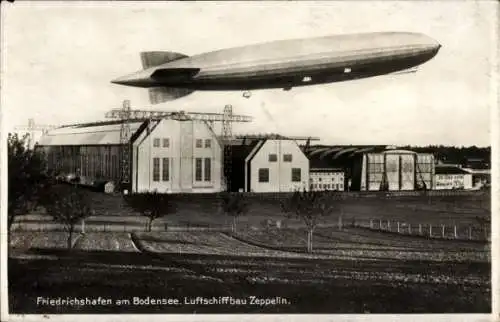 Ak Friedrichshafen am Bodensee, Luftschiffbau Zeppelin, Zeppelin über der Werfthalle