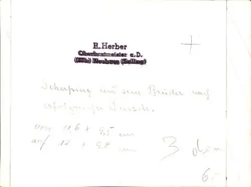 Foto Zwei Jäger, erlegte Hirsche
