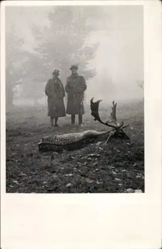 Foto Zwei Jäger, erlegter Hirsch