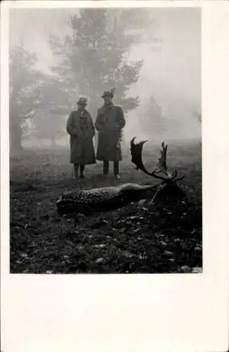 Foto Zwei Jäger, erlegter Hirsch