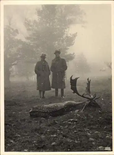 Foto General bei der Jagd, Jäger, erlegter Hirsch