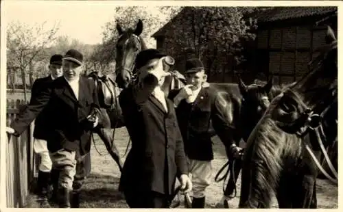 Foto Ak Ebstorf in der Lüneburger Heide, Jagdgesellschaft, junge Reiter bei der Rast, Pferde