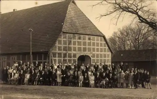 Foto Ak Ebstorf in der Lüneburger Heide, Festgesellschaft vor einem Fachwerkhaus