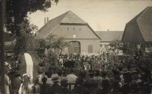 Foto Ak Ebstorf in der Lüneburger Heide, Teilansicht, Festgesellschaft