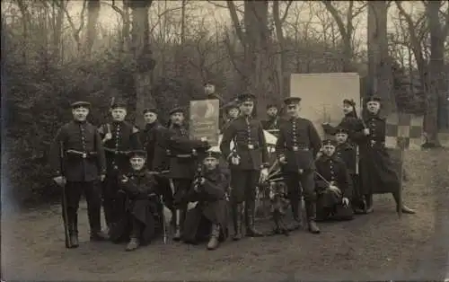 Foto Ak Bückeburg im Kreis Schaumburg, Deutsche Soldaten in Uniform auf dem Schießplatz