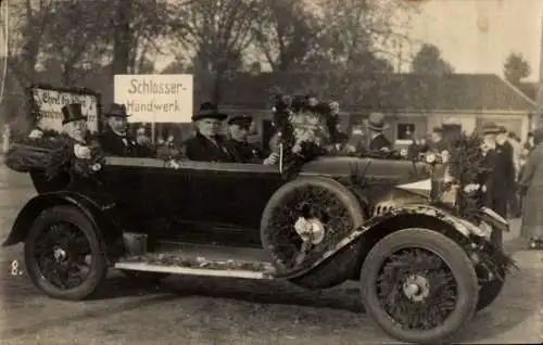 Foto Ak geschmücktes Automobil in einem Festzug, Vertreter des Schlosserhandwerks