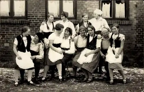 Foto Ak Hanstedt in der Nordheide, Junge Frauen in Schürzen, Gruppenbild, Haushaltungsschule