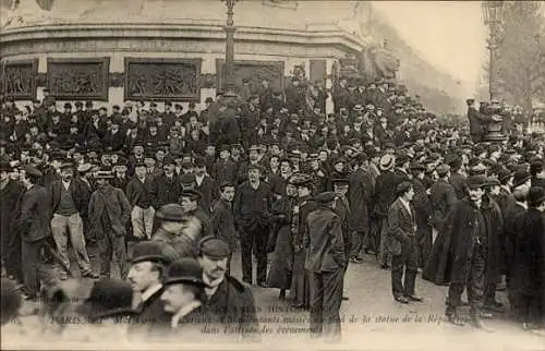 Ak Paris, 1. Mai 1906, Statue der Republik, der Neugierigen und der Demonstranten