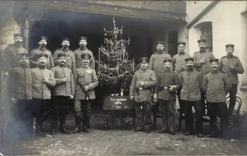 Foto Ak Deutsche Soldaten in Uniform, Gruppenbild mit Tannenbaum, Weihnachten 1914