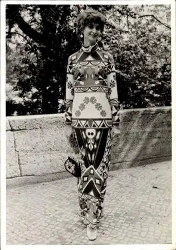 Foto Frau in einem bunten Kleid, Portrait