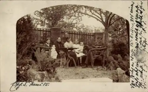 Foto Ak Familie im Garten, Gruppenbild, Hund