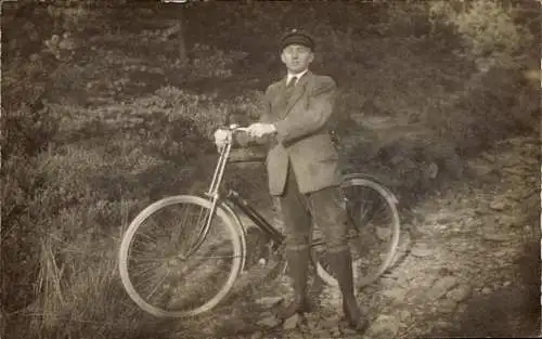 Foto Ak Mann in Anzug mit Fahrrad, Portrait