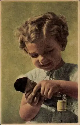 Ak Mädchen mit Puppe, Porträt