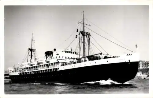 Ak Genova Genua Liguria, Das Bild zeigt ein schwarz-weiß Foto eines großen Schiffes, das im Ha...