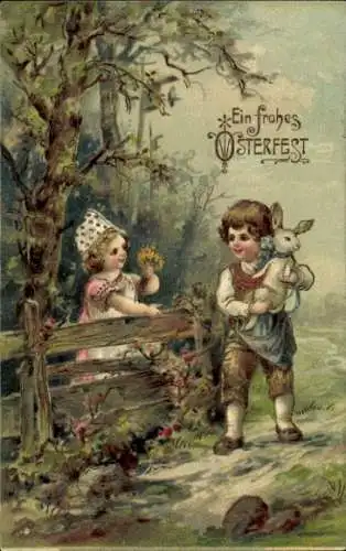 Ak Glückwunsch Ostern, Junge trägt Osterlamm, Mädchen mit Blumen