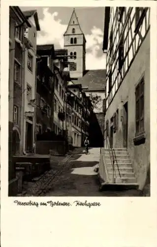 Ak Meersburg am Bodensee, Meersburg am Bodensee. Kirchgasse, ein Turm ist zu sehen, eine Perso...