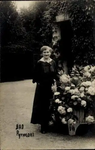Ak Bad Pyrmont in Niedersachsen, Eine junge Frau steht neben einem mit Blumen geschmückten Wag...