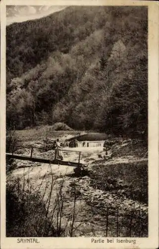 Ak Isenburg im Sayntal Westerwald, Partie bei Isenburg, Frau auf einer Brücke über einen Fluss...